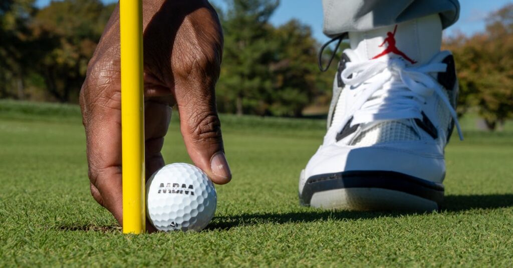 飛距離よりも方向性を重視してスコアを安定させるゴルファー