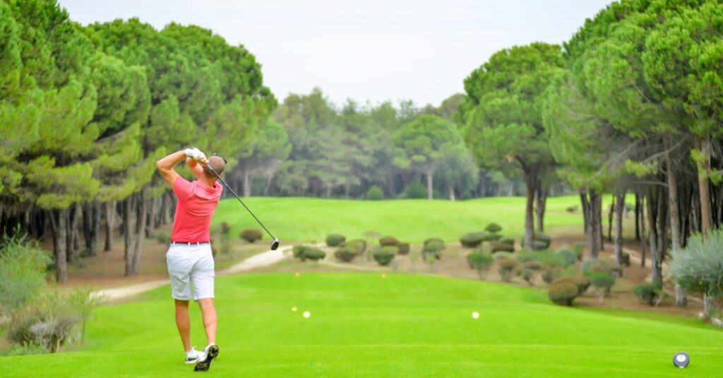 スマホでゴルフスイングを撮影し、自分のフォームを分析している様子