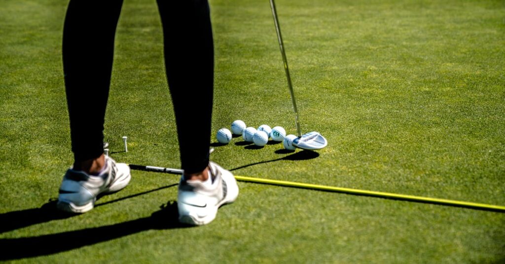 スライスを克服して笑顔でティーショットを打つゴルファー。青空の下で自信に満ちた表情を浮かべる。