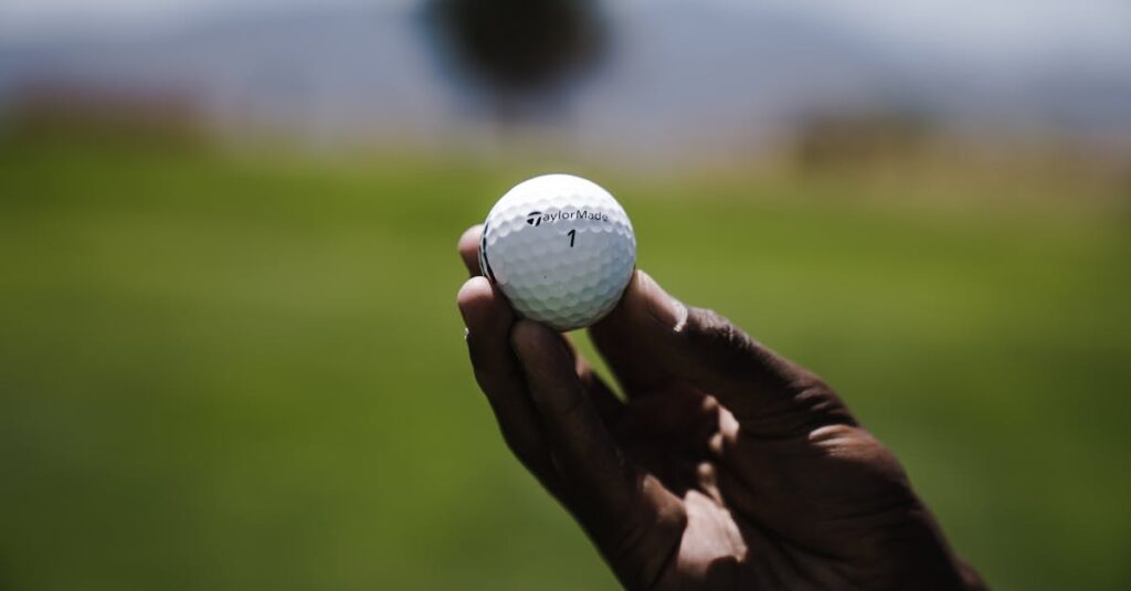 スタンス幅とグリップの形、肩の向きを正しく整えて構えるゴルファーのチェックポイント