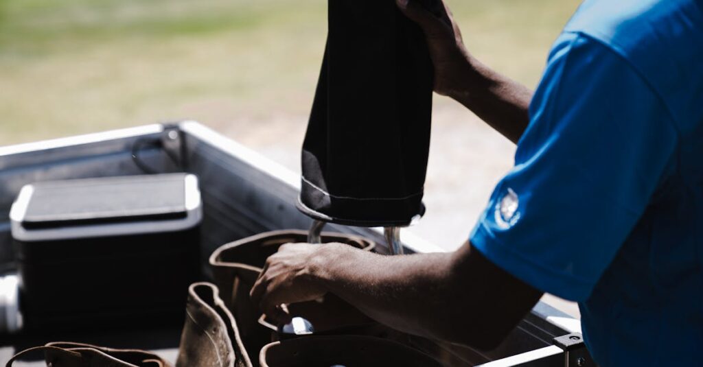 ゴルフ初心者が打ちっぱなしに行く前にクラブや服装を準備して練習に備えている様子