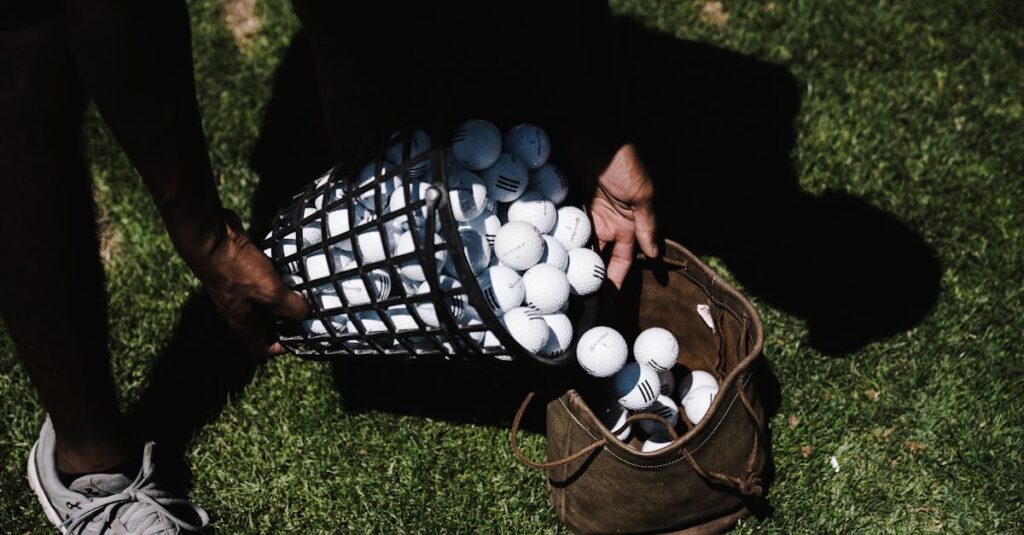 道具を使わずタオルやクッションなど身近なアイテムでゴルフ練習する様子