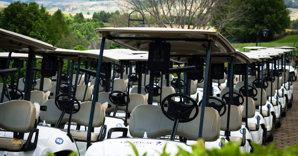 初心者がゴルフの打ちっぱなしで練習を楽しみながらスイング改善に取り組んでいるイメージ