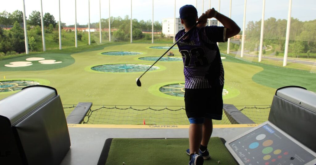 ゴルフ練習場でフォームの意識を持って1球ごとに丁寧に練習している様子