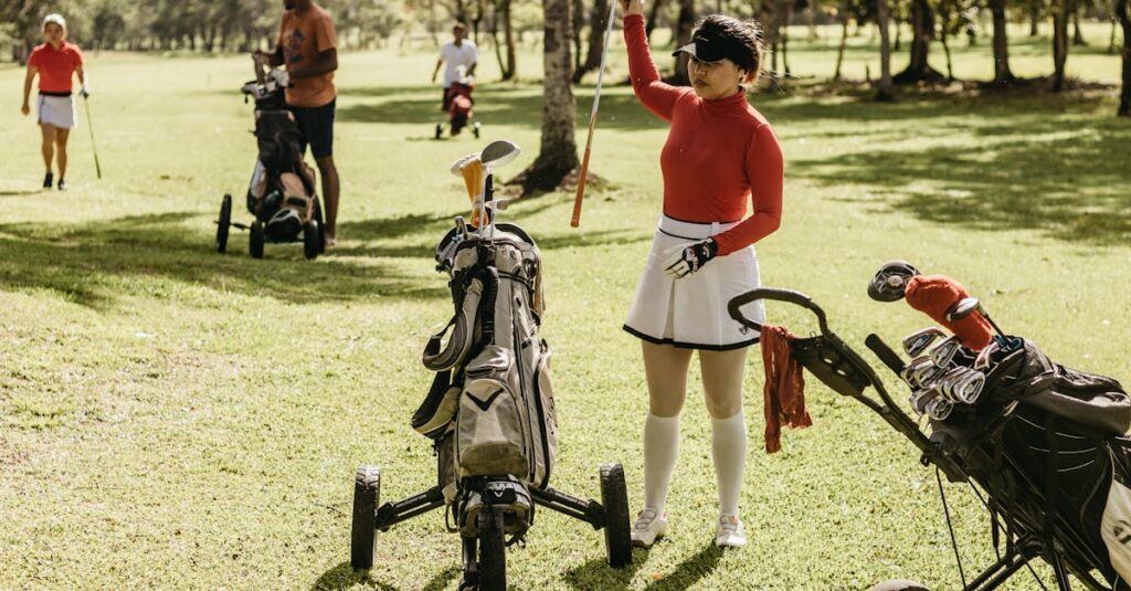 プロとアマチュアのスイングを比較し、自分に合ったフォームを探すゴルファー