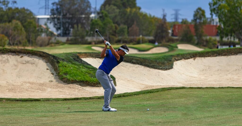 正しいスイングによって体の負担が軽減し、安定したプレーにつながる様子