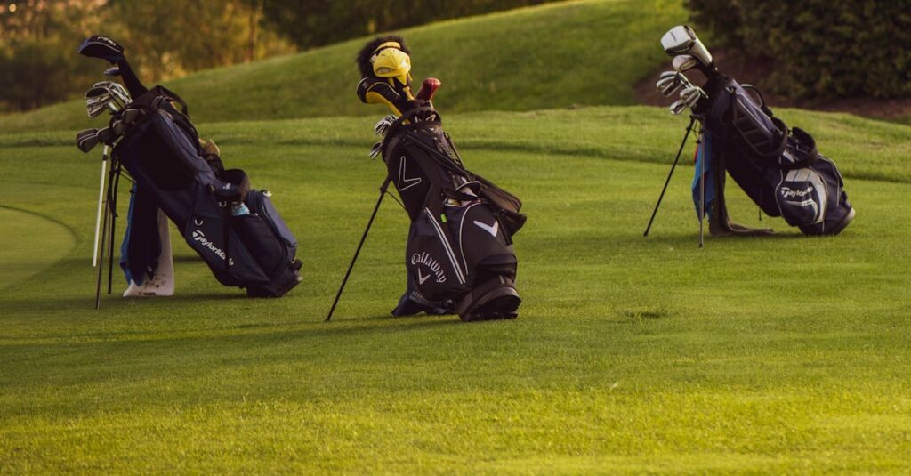 ゴルフ練習場でフォームの意識を持って1球ごとに丁寧に練習している様子