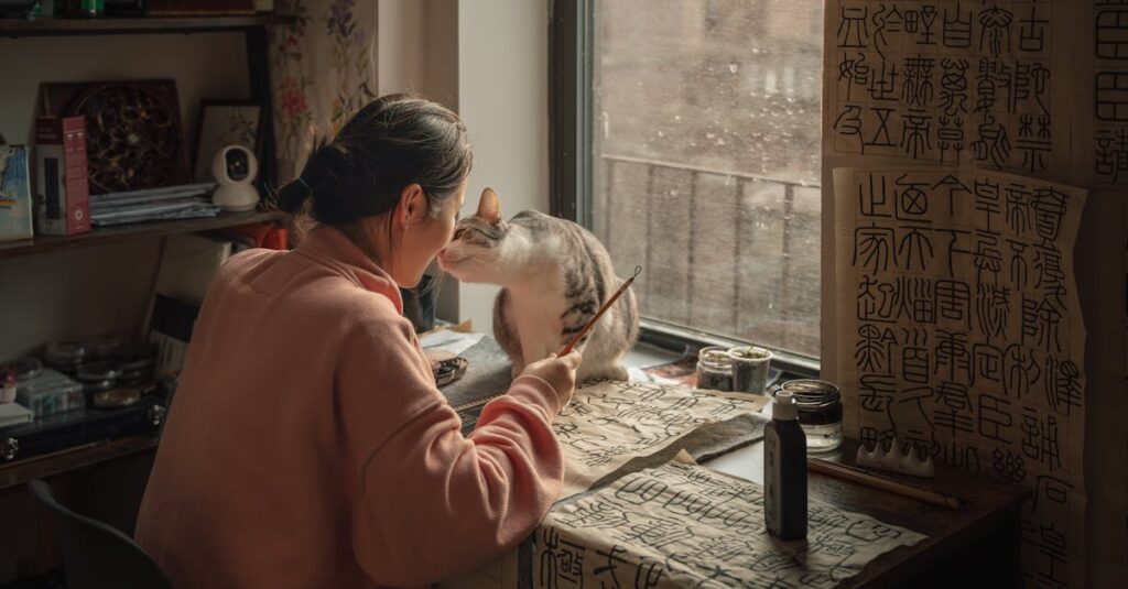 リビングや玄関など狭い自宅スペースでゴルフ練習を行う初心者の様子