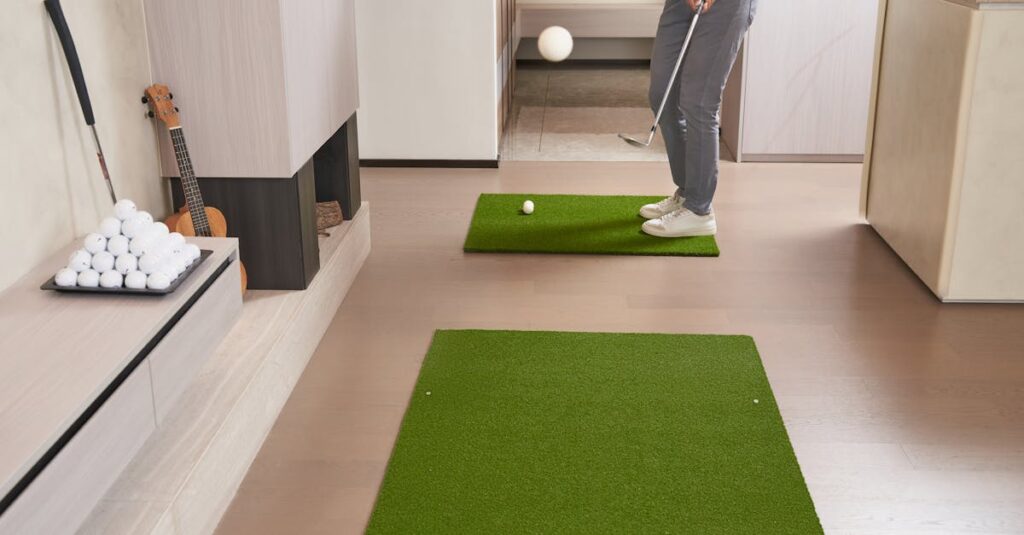 ゴルフ練習器具を使用して自宅の庭でスライス矯正に取り組むゴルファー。ネットとスイングマットを活用中。