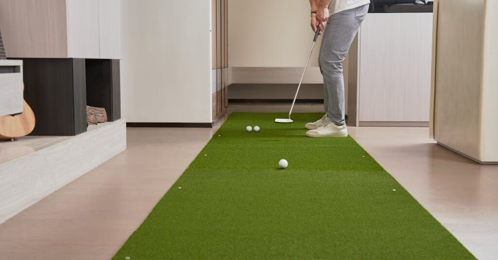 自宅でのゴルフ練習に集中する初心者男性の様子を描いた画像