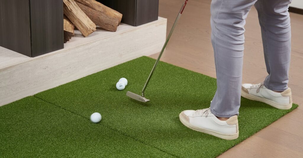 スコア100切りに役立つゴルフギアとアプリを活用するシーンを表す画像