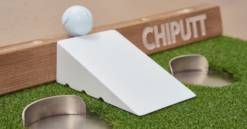 スライスを克服して笑顔でティーショットを打つゴルファー。青空の下で自信に満ちた表情を浮かべる。