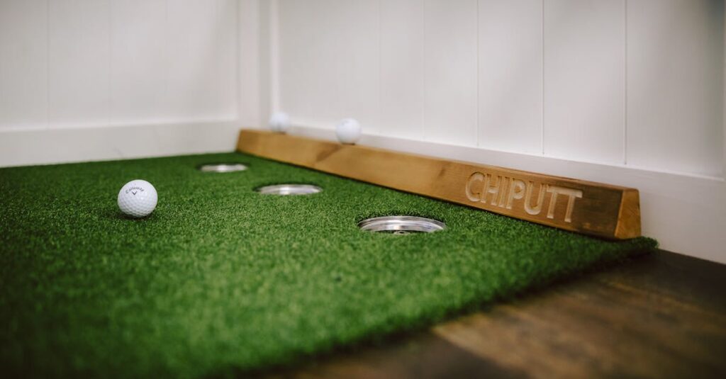 リビングや玄関など狭い自宅スペースでゴルフ練習を行う初心者の様子