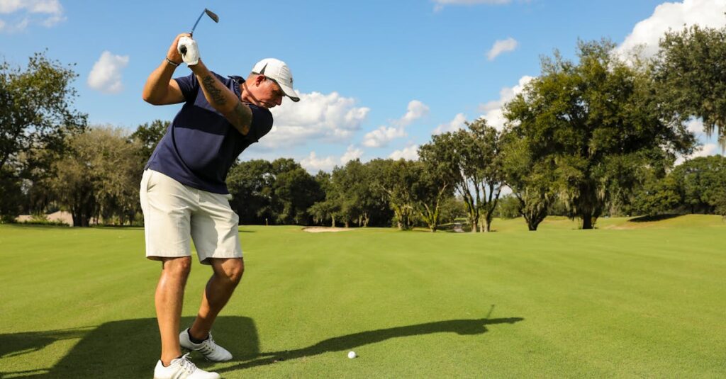 プロとアマチュアのスイングを比較し、自分に合ったフォームを探すゴルファー