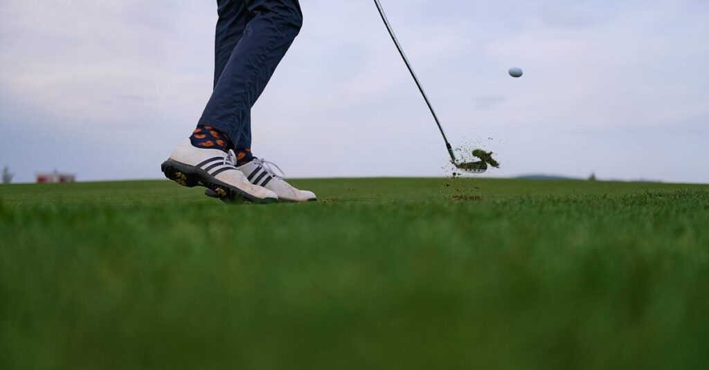 ゴルフ初心者が打ちっぱなしでよくある失敗をしながらフォームを修正している様子