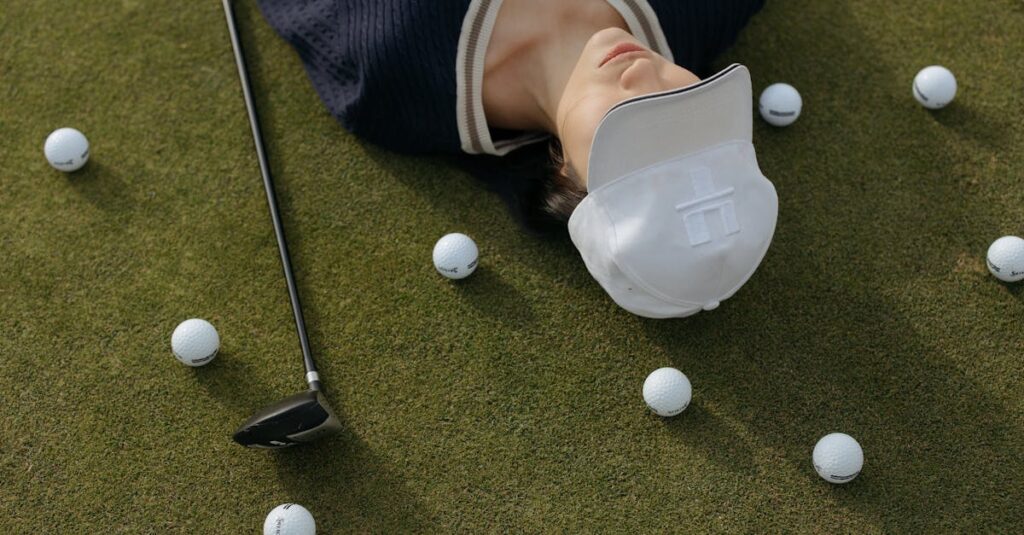 ゴルフ初心者がスライスを直すためのレッスンを受けている様子。青空の下でコーチと笑顔で練習中。