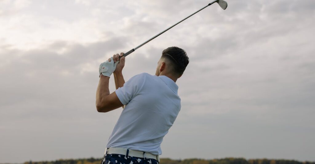 ゴルフレッスン動画を見すぎて混乱している初心者ゴルファーのイメージ