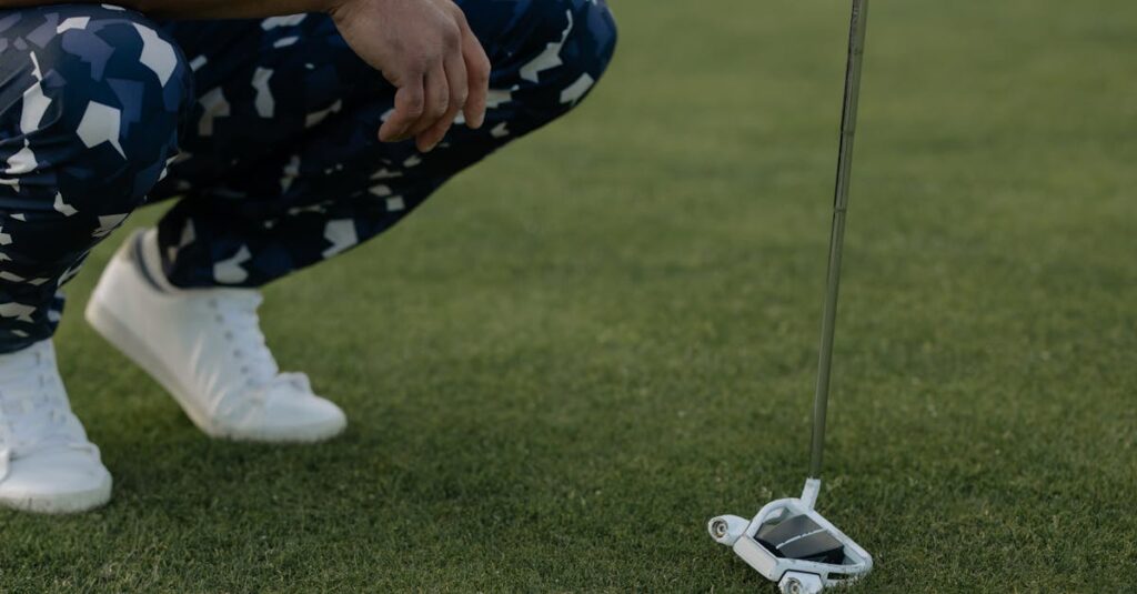 ゴルフ初心者が打ちっぱなしに行く前にクラブや服装を準備して練習に備えている様子