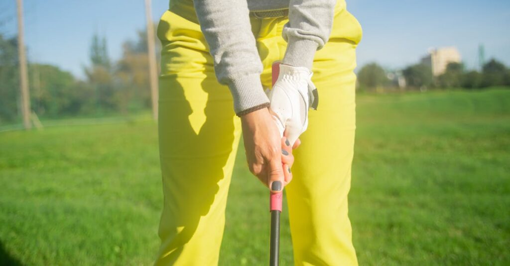 飛ばそうとしすぎて力んだスイングになりミスショットするゴルファー