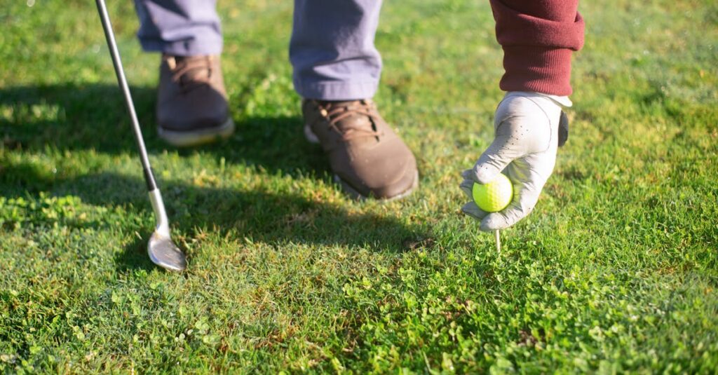 ゴルフ初心者が打ちっぱなしに行く前にクラブや服装を準備して練習に備えている様子