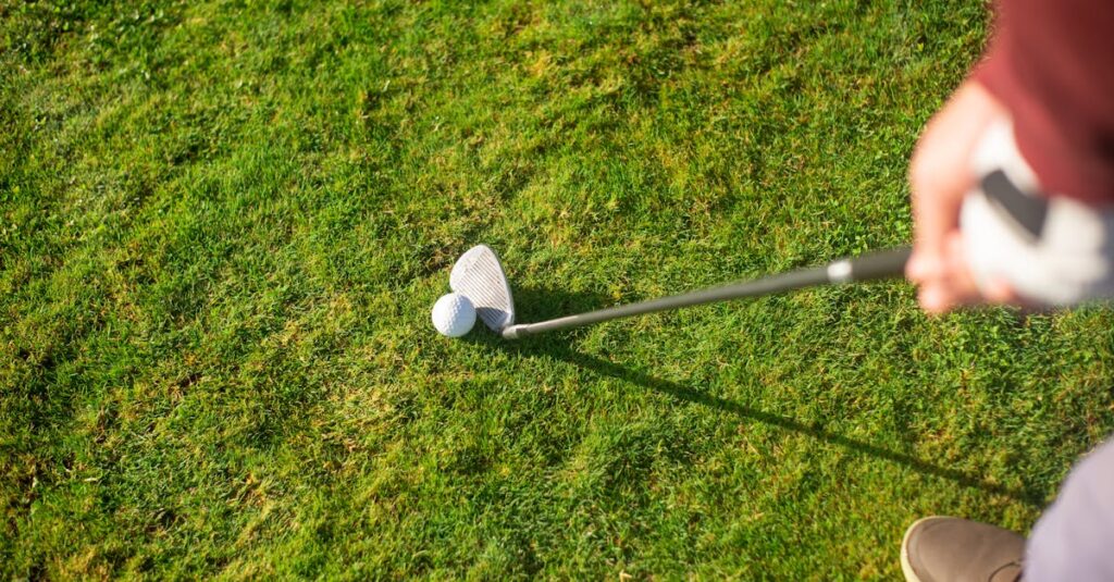 ゴルフレッスン動画を見すぎて混乱している初心者ゴルファーのイメージ