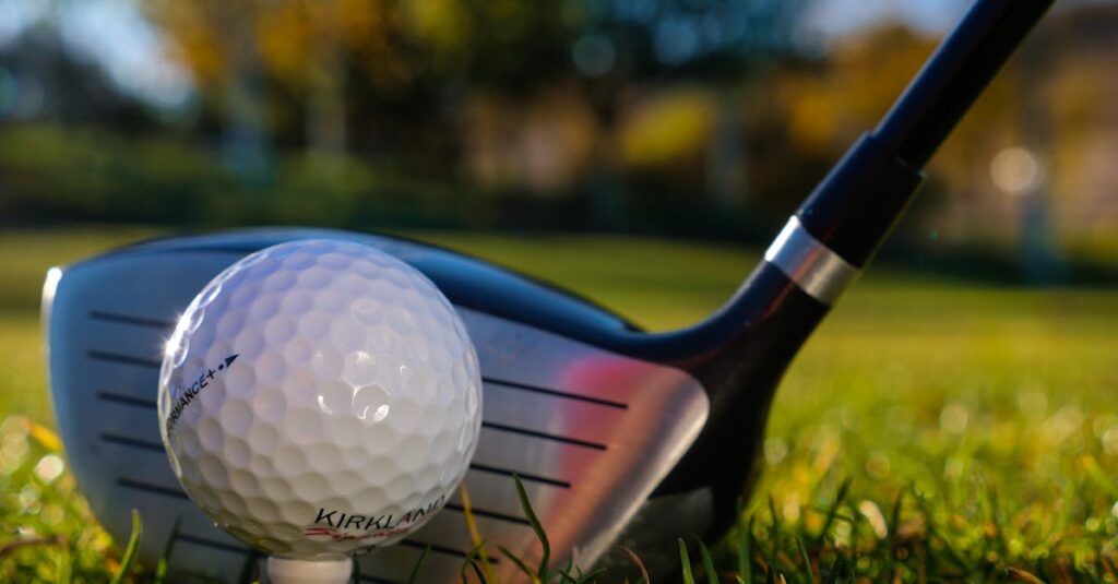 スライスの原因となるスイング軌道を図解するゴルフレッスンの一場面。インストラクターが指導中。