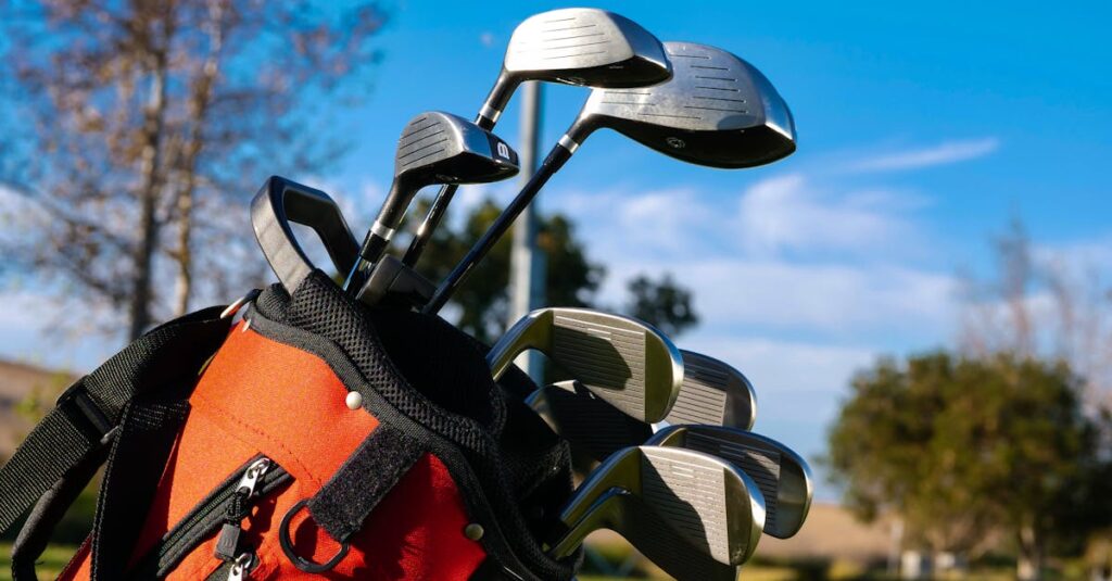 スコア100切りに役立つゴルフギアとアプリを活用するシーンを表す画像