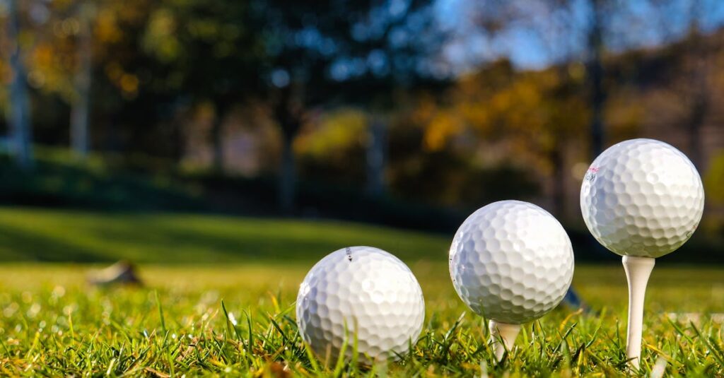 ゴルフ初心者が打ちっぱなしに行く前にクラブや服装を準備して練習に備えている様子