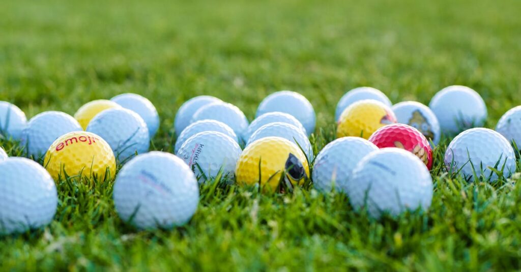 ゴルフ初心者が打ちっぱなしで仲間と一緒にゲーム感覚で楽しく練習している様子