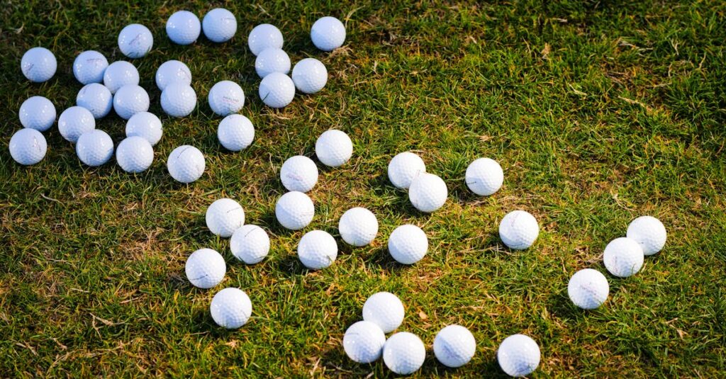 ゴルフ練習場でフォームの意識を持って1球ごとに丁寧に練習している様子