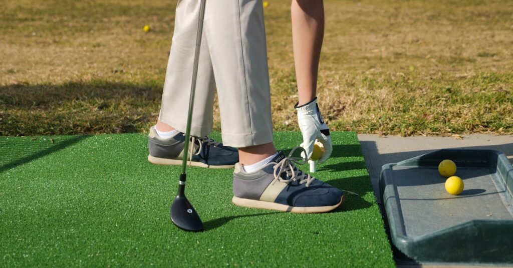 ゴルフ初心者が打ちっぱなしで仲間と一緒にゲーム感覚で楽しく練習している様子