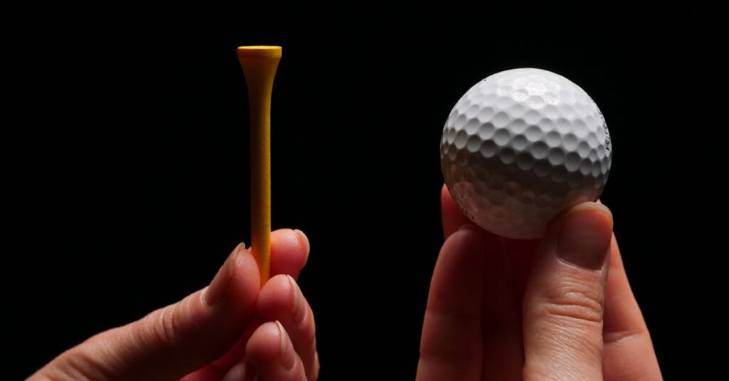 ゴルフ初心者が打ちっぱなしでよくある失敗をしながらフォームを修正している様子