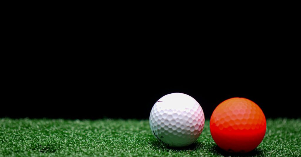 道具を使わずタオルやクッションなど身近なアイテムでゴルフ練習する様子