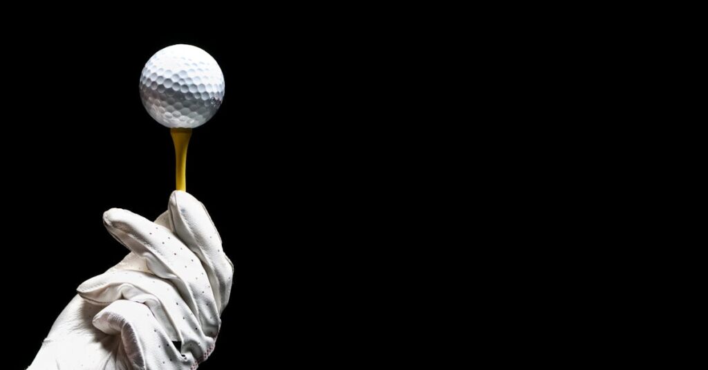 ゴルフ初心者が打ちっぱなしでスイング改善のために姿勢やリズムを意識しながら練習する様子