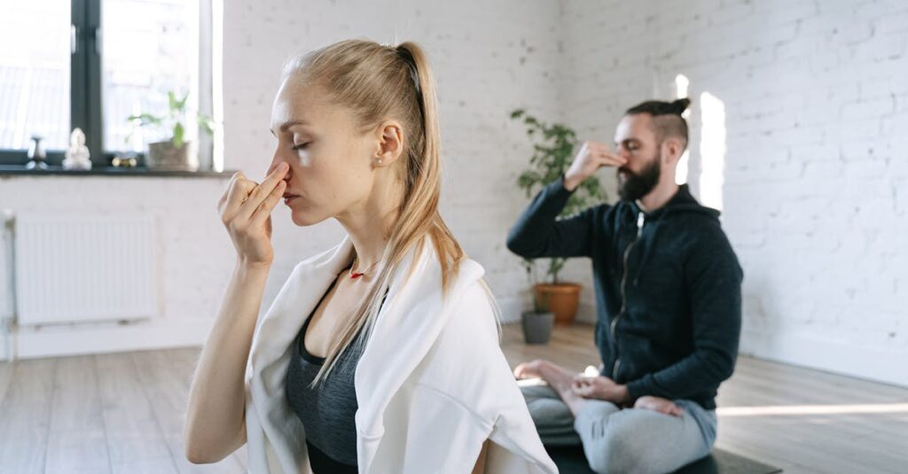 リビングや玄関など狭い自宅スペースでゴルフ練習を行う初心者の様子