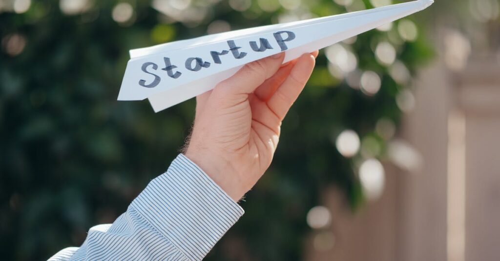 スライスを克服して笑顔でティーショットを打つゴルファー。青空の下で自信に満ちた表情を浮かべる。