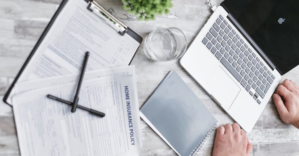 スマートゴルフに関する利用者の口コミや評判を示すイラスト。良い評価と悪い評価が対比されているイメージ。