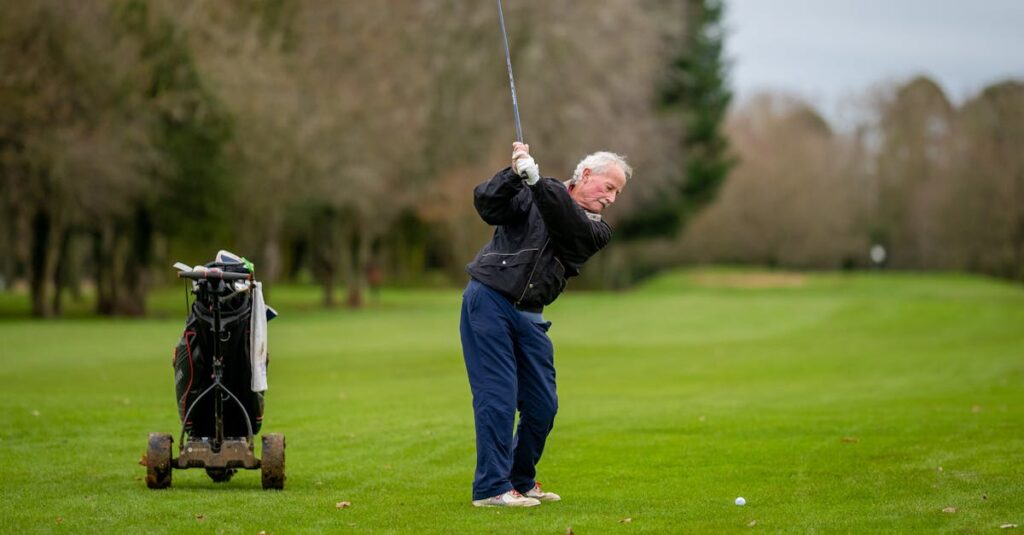 手元だけでクラブを操作しようとしてスイングバランスを崩しているゴルファー