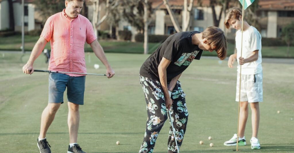 素振りによってスイング感覚を高めているゴルファーの様子