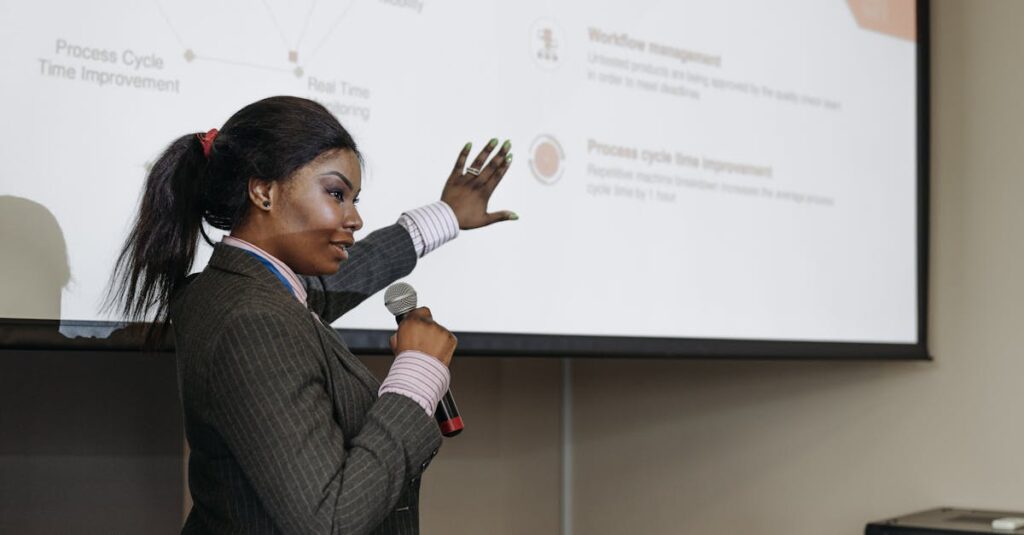 スライスを克服して笑顔でティーショットを打つゴルファー。青空の下で自信に満ちた表情を浮かべる。