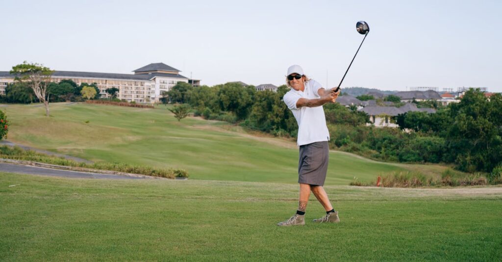 素振りによってスイング感覚を高めているゴルファーの様子