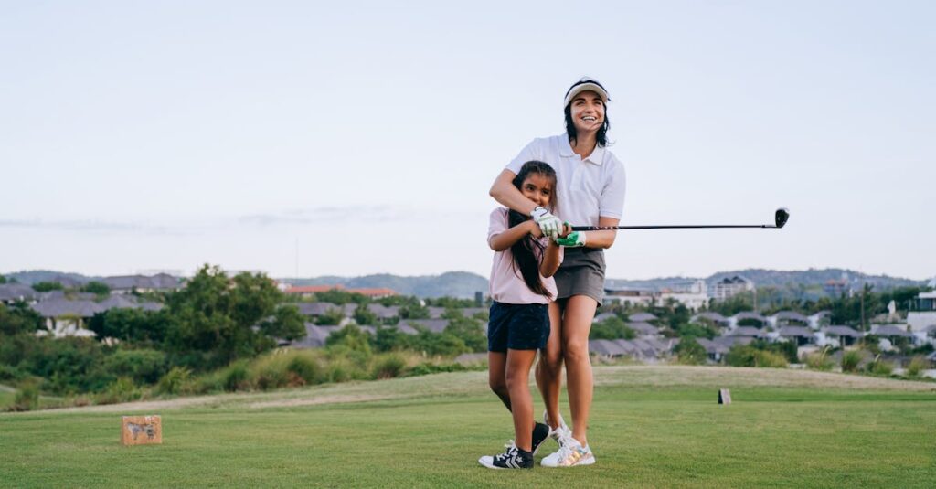 ゴルフ初心者が打ちっぱなしで仲間と一緒にゲーム感覚で楽しく練習している様子