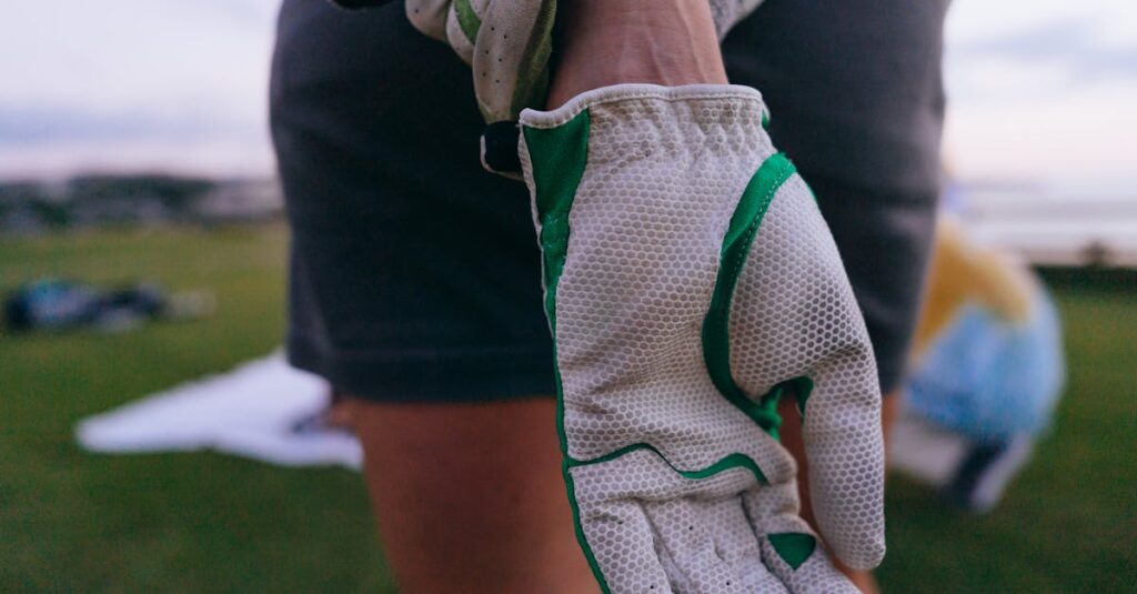 ゴルフ練習器具を使用して自宅の庭でスライス矯正に取り組むゴルファー。ネットとスイングマットを活用中。