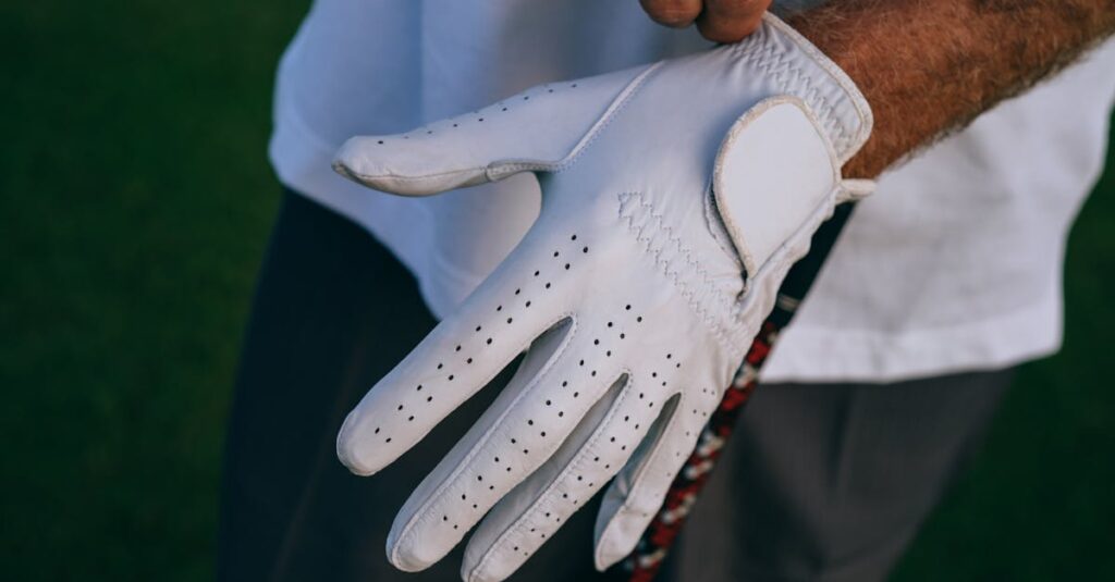 ゴルフ初心者が打ちっぱなしでスイング改善のために姿勢やリズムを意識しながら練習する様子