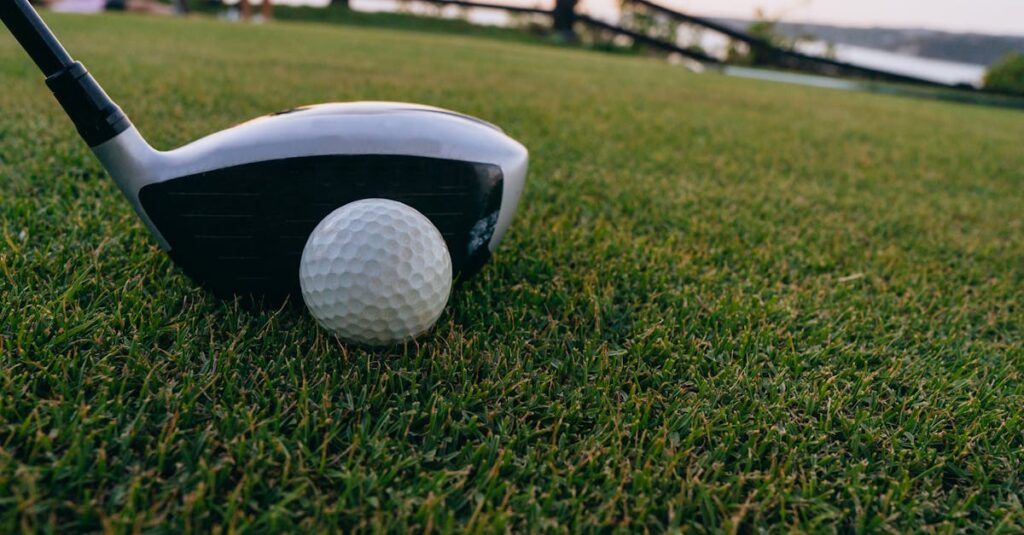 力まずに自然なスイングでボールを打つゴルファーの姿