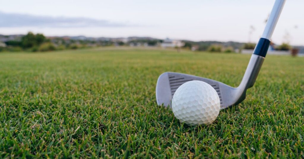 ゴルファーがスイングチェックリストを確認しながらフォームを調整している様子。スマートフォンで動画を確認中。